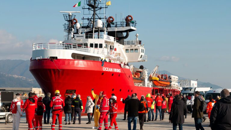 La nave Ocean Viking è arrivati a Napoli: 254 migranti a bordo