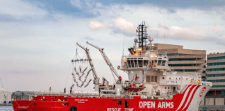 Arrivata a Carrara la nave ong Open Arms con 196 persone soccorse, per lo scalo toscano è il sesto sbarco dal 2023