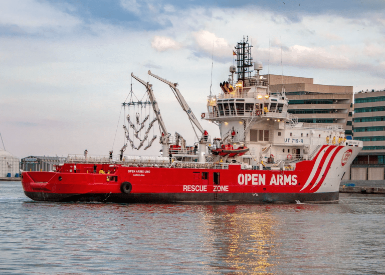 Arrivata a Carrara la nave ong Open Arms con 196 persone soccorse, per lo scalo toscano è il sesto sbarco dal 2023