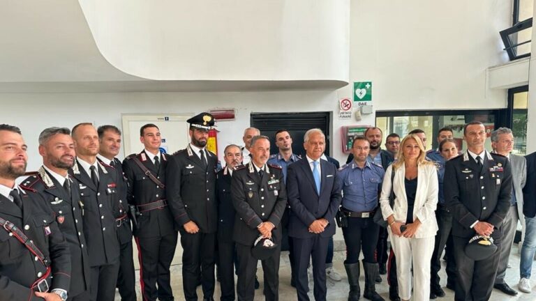 Il ministro Piantedosi in visita alla Compagnia dei Carabinieri di Caivano