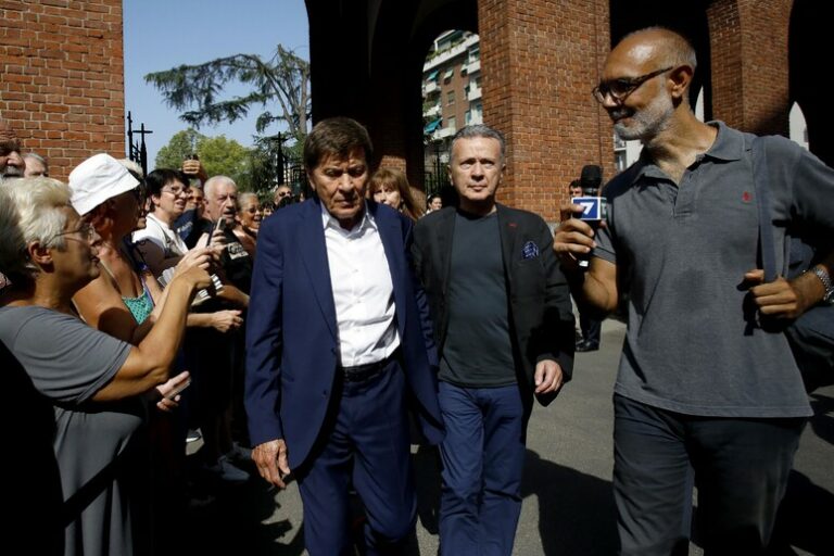 A Milano il funerale di Toto Cutugno: l’omaggio dei colleghi, da Morandi a Pupo
