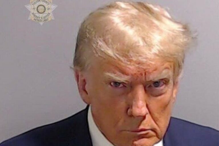 Trump arrestato e subito rilasciato: “Non ho fatto nulla di sbagliato. Giorno molto triste per l’America”