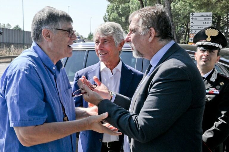 Mantovano e Abodi al Parco Verde di Caivano per inaugurazione area ludico sportiva