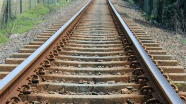 Calabria, travolto da un treno mentre assiste ai fuochi d’artificio: morto 27enne