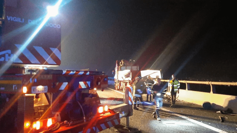 Incidente A1 a Fiano Romano, bus migranti partito da Lampedusa si scontra con tir: morti 2 autisti e 25 feriti