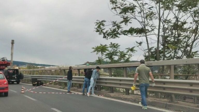 Trieste, cadavere bendato e con i piedi legati appeso al guardrail: scoperto da alcuni tecnici Anas