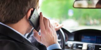 Codice della strada, le nuove norme sulla sicurezza: fino a 2.600 euro per chi guida con il cellulare