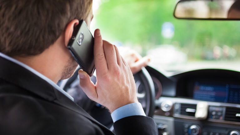 Codice della strada, le nuove norme sulla sicurezza: fino a 2.600 euro per chi guida con il cellulare