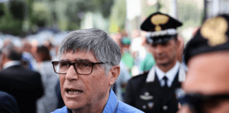 Caivano, donne in strada protestano contro don Patriciello: una è moglie di un uomo vicino a un clan