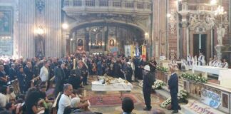 I funerali di Giovanbattista Cutolo a Napoli, il vescovo: “Giogiò perdonaci, quella mano l’abbiamo armata anche noi”