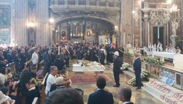 I funerali di Giovanbattista Cutolo a Napoli, il vescovo: “Giogiò perdonaci, quella mano l’abbiamo armata anche noi”