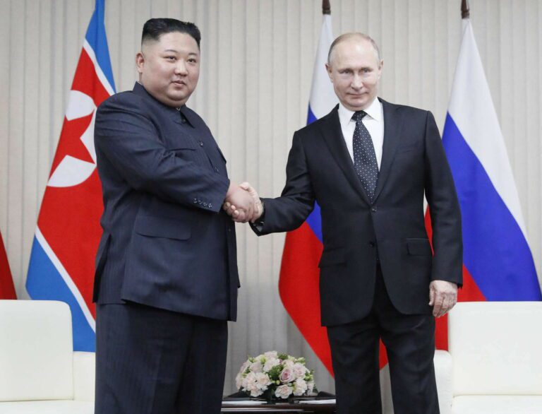 Terminato l’incontro tra Vladimir Putin e Kim Jong Un: “Aiuteremo Pyongyang a costruire satelliti”