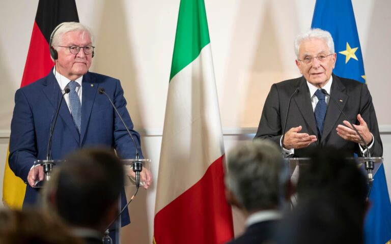 Migranti, Mattarella e Steinmeier al centro d’accoglienza di Piazza Armerina: “Le regole di Dublino sono preistoria”