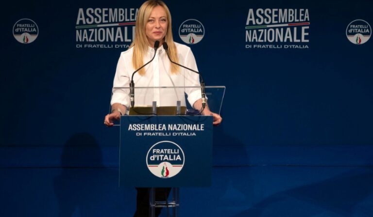Meloni all’assemblea FdI: “‘La manovra con poche risorse è la vera sfida”