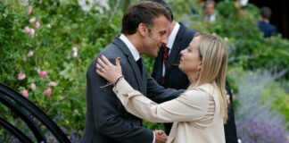 Faccia a faccia Meloni-Macron, colloquio sui migranti