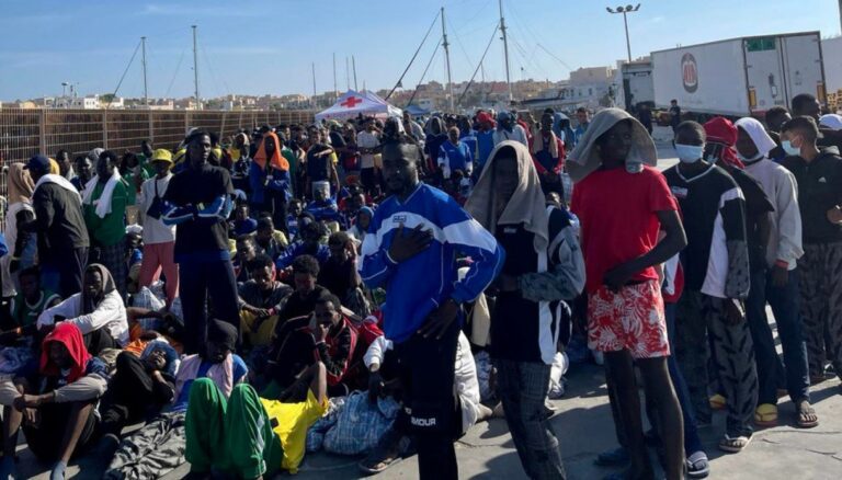 Migranti, ieri 13 sbarchi nel giro di un’ora a Lampedusa. Il no dei governatori ai Cpr, Bonaccini: “Quelle sui Cpr sono parole al vento”