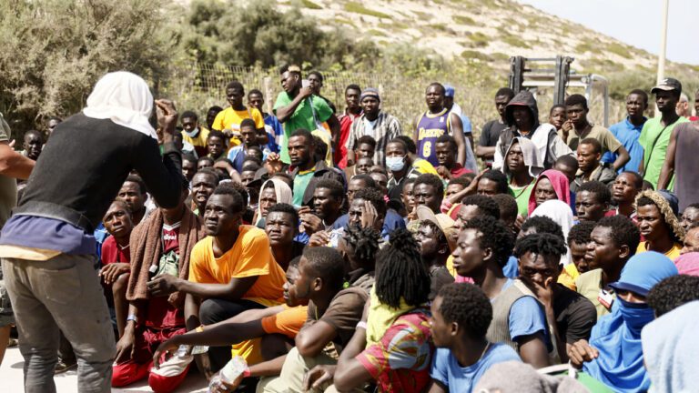 Arrivata nel porto di Salerno la nave di Msf con 258 migranti a bordo