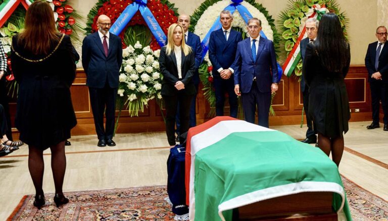 Funerali laici di Napolitano alla Camera, sarà tumulato nel cimitero acattolico di Roma. Il figlio: “Da lui buone battaglie”