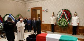 L’omaggio di Mattarella, Meloni e Draghi: la politica si inchina a Napolitano. Il Papa a sorpresa alla camera ardente in Senato