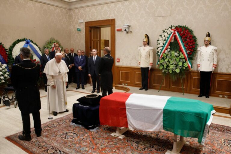 L’omaggio di Mattarella, Meloni e Draghi: la politica si inchina a Napolitano. Il Papa a sorpresa alla camera ardente in Senato