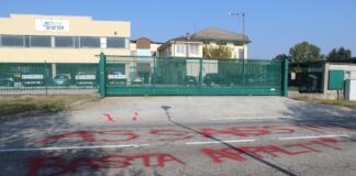 Brandizzo, la gigantesca scritta davanti alla sede della Sigifer: “Assassini, basta appalti”