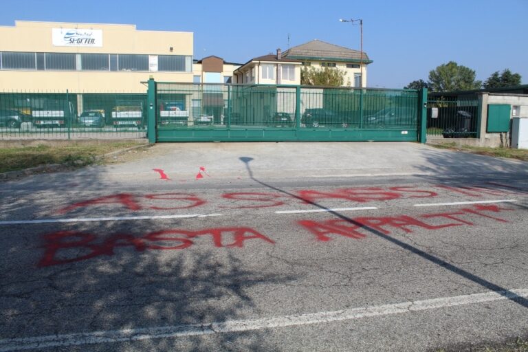 Brandizzo, la gigantesca scritta davanti alla sede della Sigifer: “Assassini, basta appalti”
