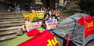 Napoli, studenti tornano in piazza con le tende: protesta per il caro affitti e la mancanza di alloggi universitari