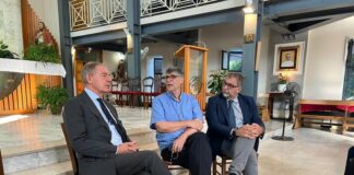 Il ministro Urso a Caivano, incontro con don Patriciello. Visita scuola, poi riunione con commissario e imprese