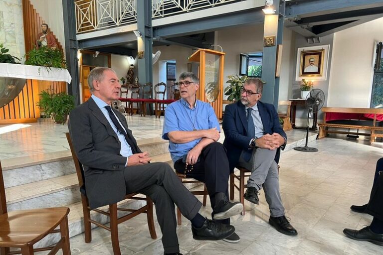 Il ministro Urso a Caivano, incontro con don Patriciello. Visita scuola, poi riunione con commissario e imprese