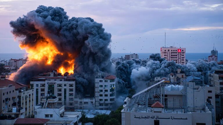 Israele: “Combattiamo nel cuore di Gaza City, mai così da decenni”. Hamas: “Ostaggi liberi se cessano i combattimenti”