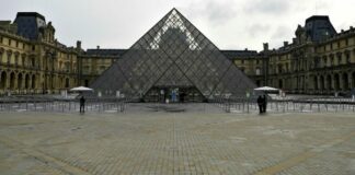 Versailles, nuovo allarme bomba: evacuazione in corso