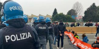 Ambientalisti bloccano autostrada Torino-Milano in entrambe le direzioni