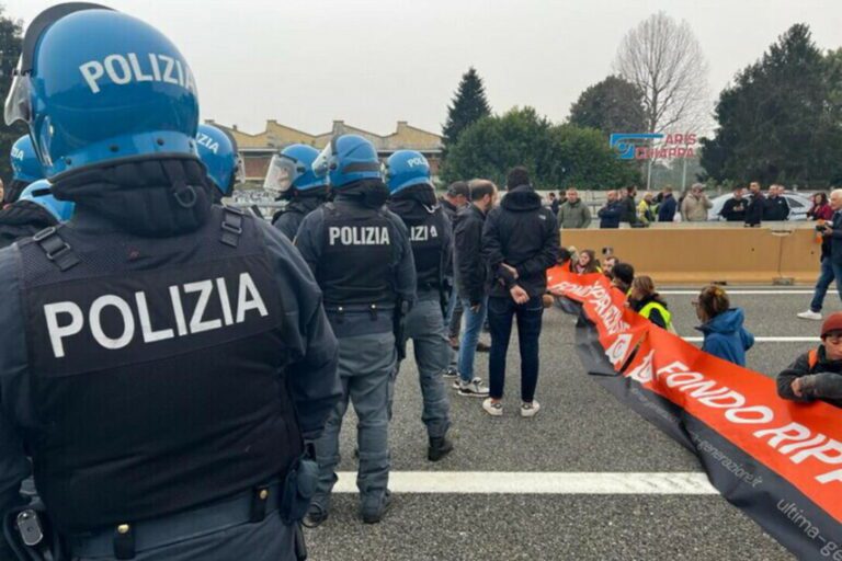 Ambientalisti bloccano autostrada Torino-Milano in entrambe le direzioni
