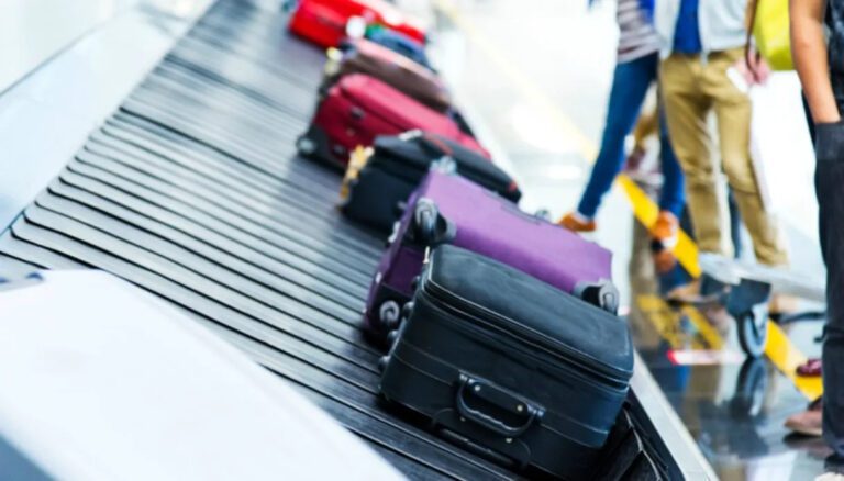 Torna il caro-voli a Natale, anche 500 euro per raggiungere le isole