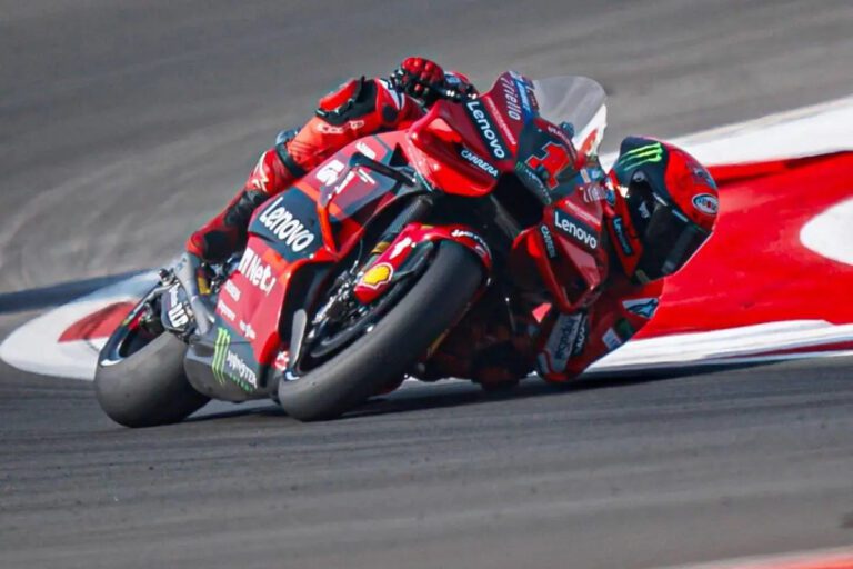 MotoGP Indonesia, capolavoro Bagnaia: vince e torna leader del Mondiale. Martin a terra, Vinales e Quartararo sul podio
