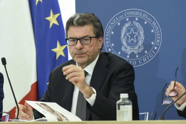 Via libera del Parlamento Ue al Patto di stabilità, ma il centrodestra si astiene e scoppia la polemica: “Sfiducia a Giorgetti”