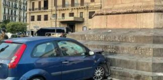 Napoli, si schianta con l’auto in piazza Garibaldi: morto un uomo