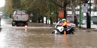 Il maltempo si abbatte sulla Sicilia, automobilisti intrappolati: vettura finisce in mare
