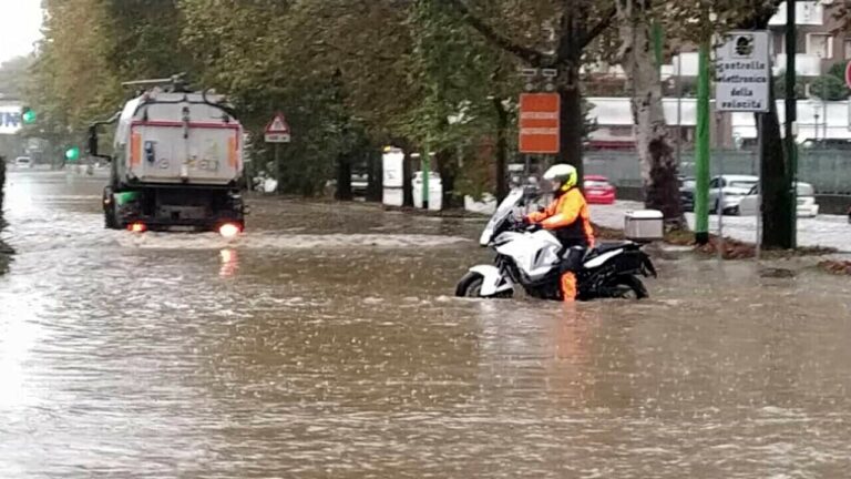 Nubifragio su Milano, esondato il Seveso: a Venezia l’acqua alta tocca i 154 centimetri nella notte
