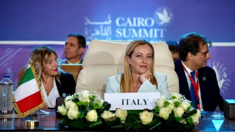 Meloni al Cairo per il summit internazionale per la pace, al Sisi ai leader: “Tutti bersaglio di Hamas, no ad una guerra di civiltà”