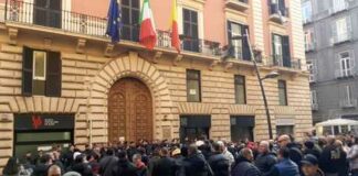 Napoli, protesta dei disoccupati davanti al Consiglio comunale