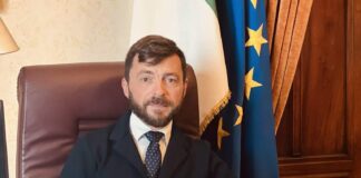 VIDEO Salario minimo, volano fogli in commissione Lavoro. Rizzetto (FdI) contro il dem Scotto: “Un maleducato”