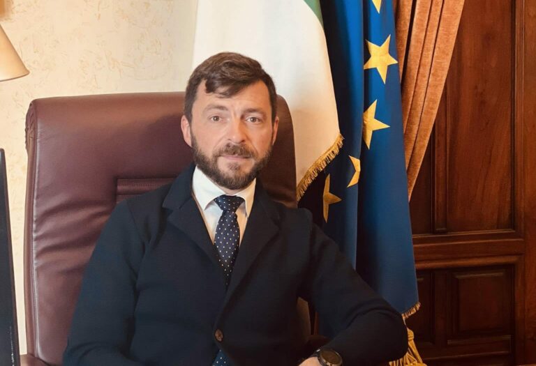 VIDEO Salario minimo, volano fogli in commissione Lavoro. Rizzetto (FdI) contro il dem Scotto: “Un maleducato”