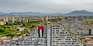 Scampia, maxi bandiera della Palestina su una vela: iniziativa comitato per vittime dell’ospedale
