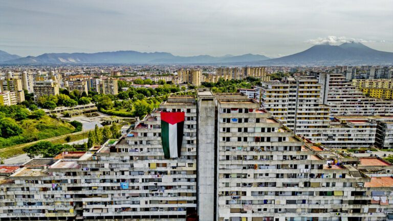 Scampia, maxi bandiera della Palestina su una vela: iniziativa comitato per vittime dell’ospedale
