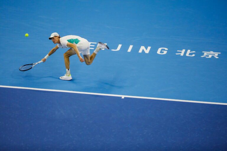 Tennis: Sinner batte Alcaraz a Pechino ed è nella storia, Jannik diventa il nuovo numero 4 al mondo