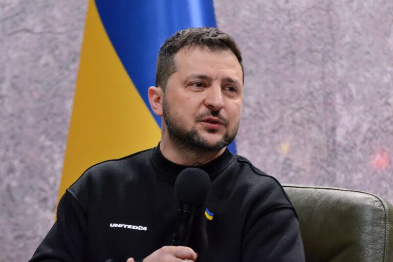 Zelensky a sorpresa a Bruxelles: “La guerra è nella fase finale, la più dura”