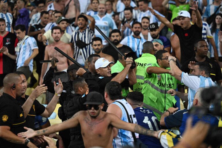 Qualificazioni Mondiali 2026, scontri al Maracaná prima di Brasile-Argentina: rissa tra tifosi sugli spalti