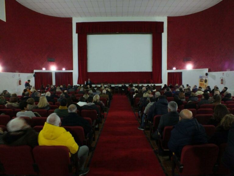 Chiude anche il Cinema Corso a Sessa Aurunca, è polemica: “È una vendetta politica”