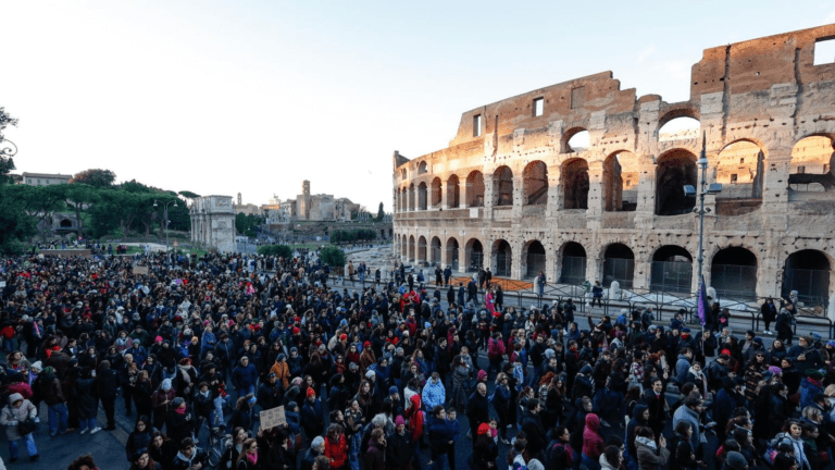 Violenza sulle donne, Roccella: “Il corteo di Roma sprecato per motivi ideologici”